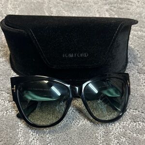 Tom Ford Anoushka Sunglasses. Black frame with green gradient lenses. TF371